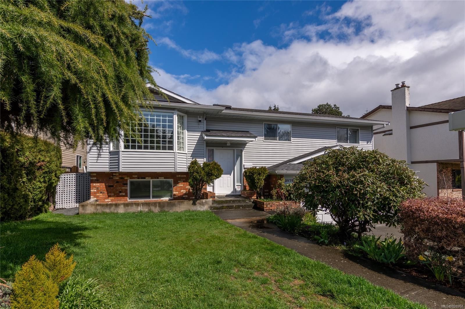 Main Photo: 2079 Bay St in Nanaimo: Na Departure Bay House for sale : MLS®# 898907