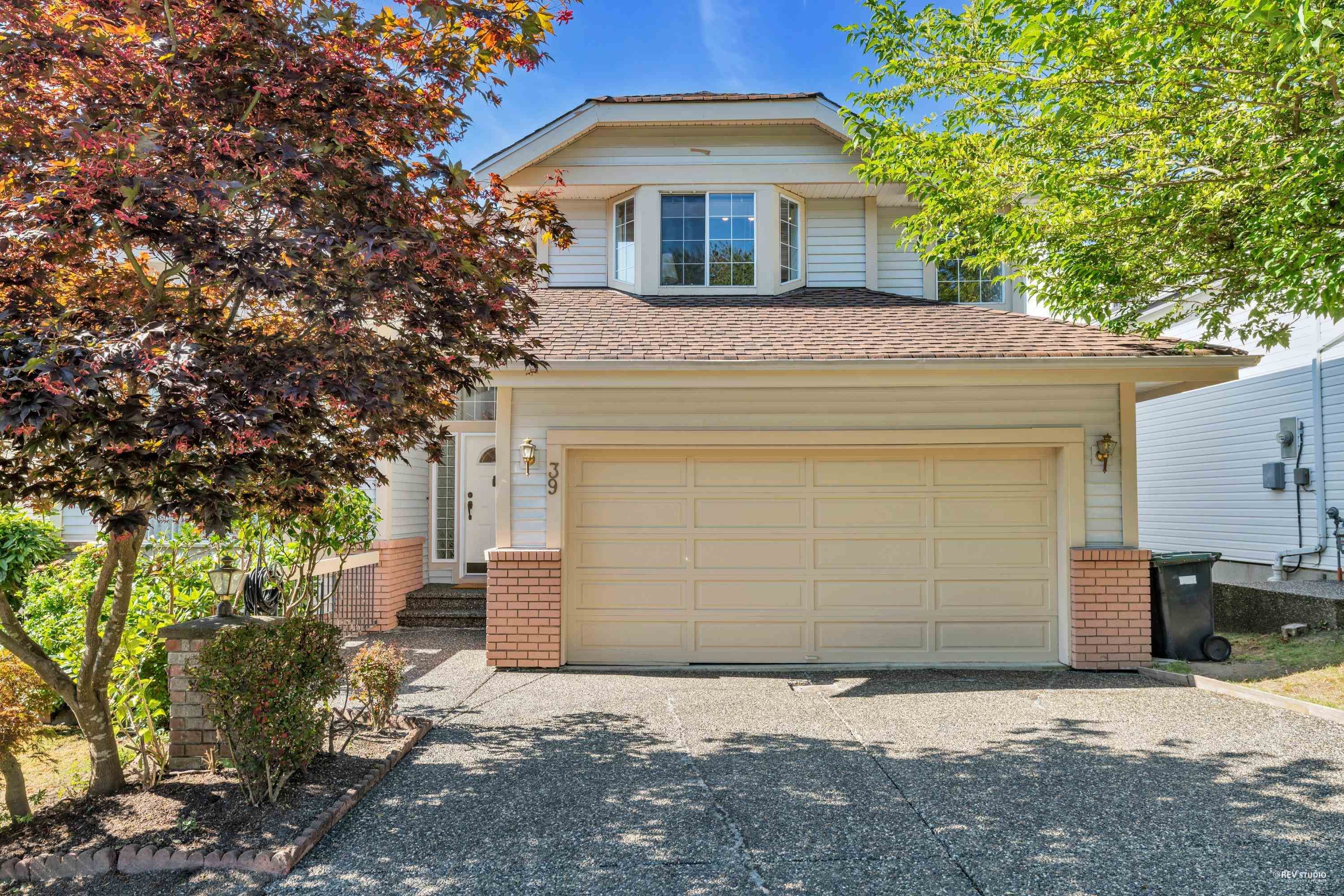 Main Photo: 39 FOXWOOD Drive in Port Moody: Heritage Mountain House for sale : MLS®# R2725370