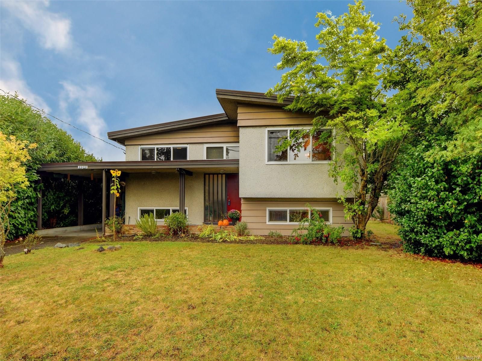 Main Photo: 3909 Ansell Rd in Saanich: SE Mt Tolmie House for sale (Saanich East)  : MLS®# 856714