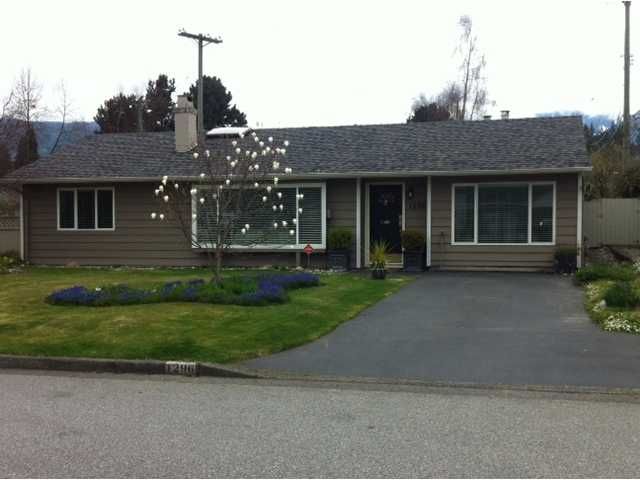 FEATURED LISTING: 1296 PINEWOOD Crescent North Vancouver