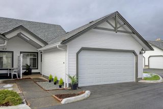 Photo 1: 102 19649 53 Avenue in Langley: Langley City Townhouse for sale in "Huntsfield Green" : MLS®# R2243335