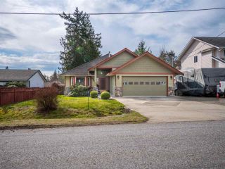 Photo 1: 6335 PICADILLY Place in Sechelt: Sechelt District House for sale (Sunshine Coast)  : MLS®# R2248834