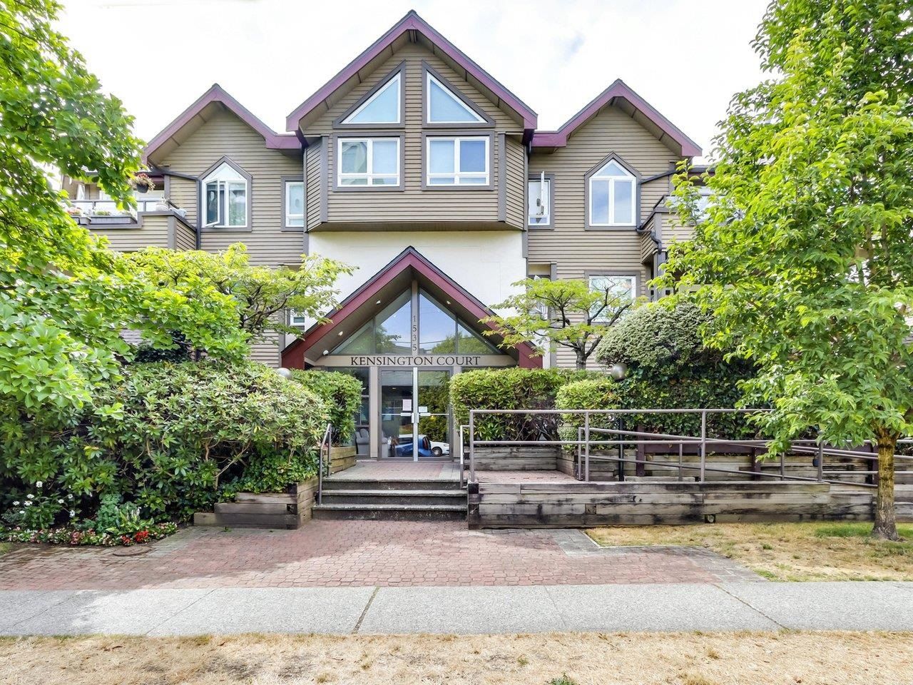 Main Photo: 304 1535 CHESTERFIELD Avenue in North Vancouver: Central Lonsdale Condo for sale in "KENSINGTON COURT" : MLS®# R2802337