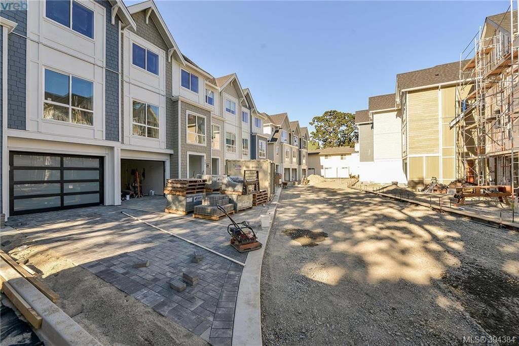 Main Photo: 12 1032 Cloverdale Ave in VICTORIA: SE Quadra Row/Townhouse for sale (Saanich East)  : MLS®# 790565