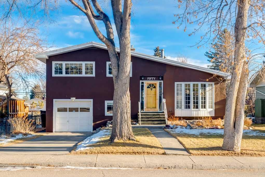 Main Photo: 50 Westview Drive SW in Calgary: Westgate Detached for sale : MLS®# A2100392