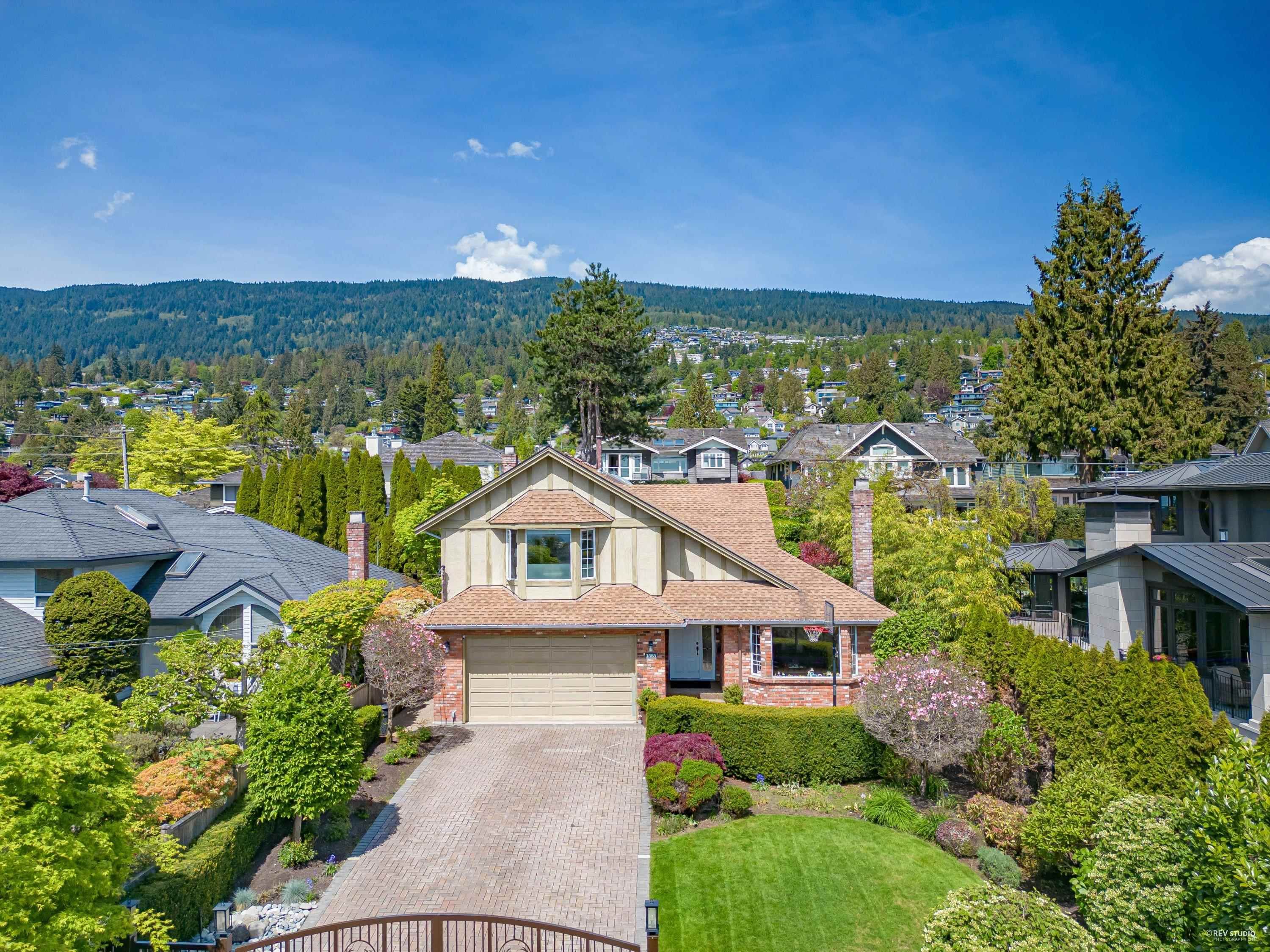 Main Photo: 2383 JEFFERSON Avenue in West Vancouver: Dundarave House for sale : MLS®# R2835090