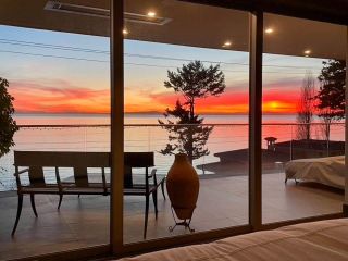 Photo 3: 14489 MARINE Drive: White Rock House for sale in "WHITE ROCK WEST BEACH" (South Surrey White Rock)  : MLS®# R2750519