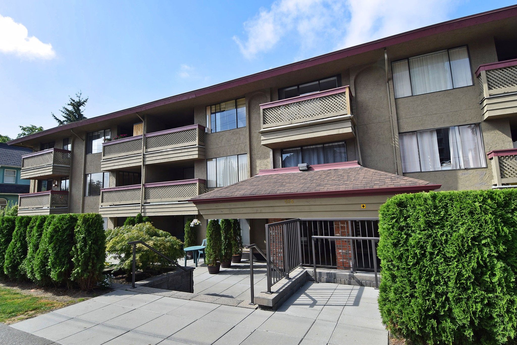 Main Photo: 303 436 SEVENTH Street in New Westminster: Uptown NW Condo for sale in "Regency Court" : MLS®# R2263050