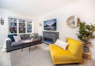 Photo 3: 2488 ST. CATHERINES Street in Vancouver: Mount Pleasant VE Townhouse for sale in "Bravo" (Vancouver East)  : MLS®# R2443783