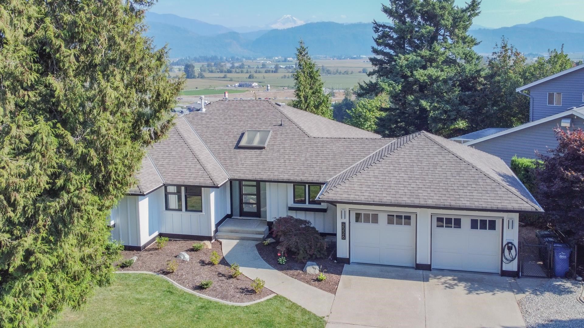Main Photo: 2226 MOUNTAIN Drive in Abbotsford: Abbotsford East House for sale in "SUMAS MOUNTAIN" : MLS®# R2838449