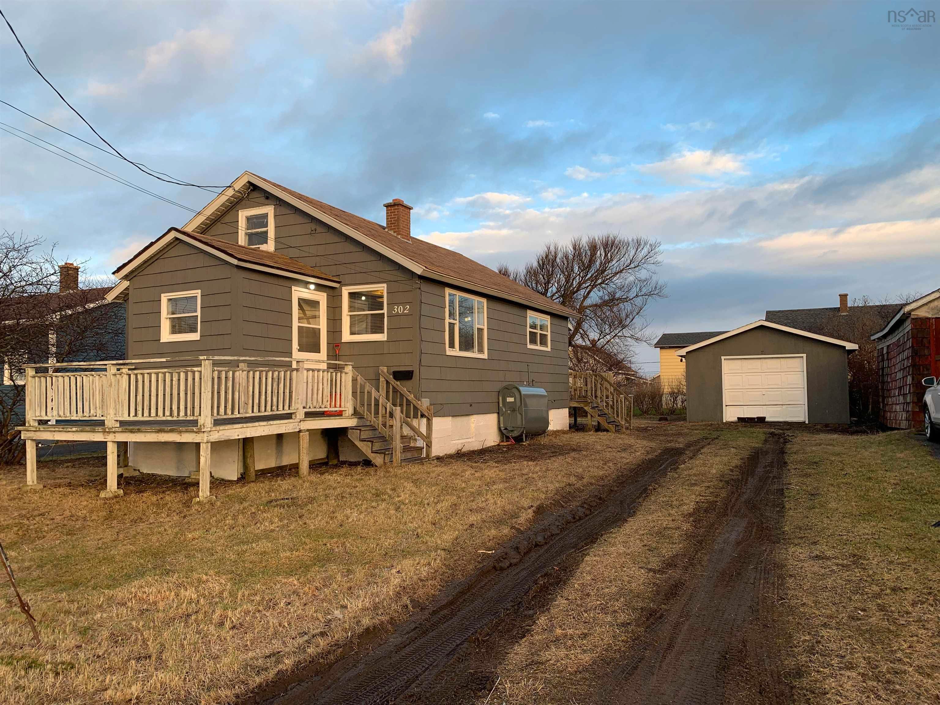 Main Photo: 302 Gordon Street in New Waterford: 204-New Waterford Residential for sale (Cape Breton)  : MLS®# 202301047