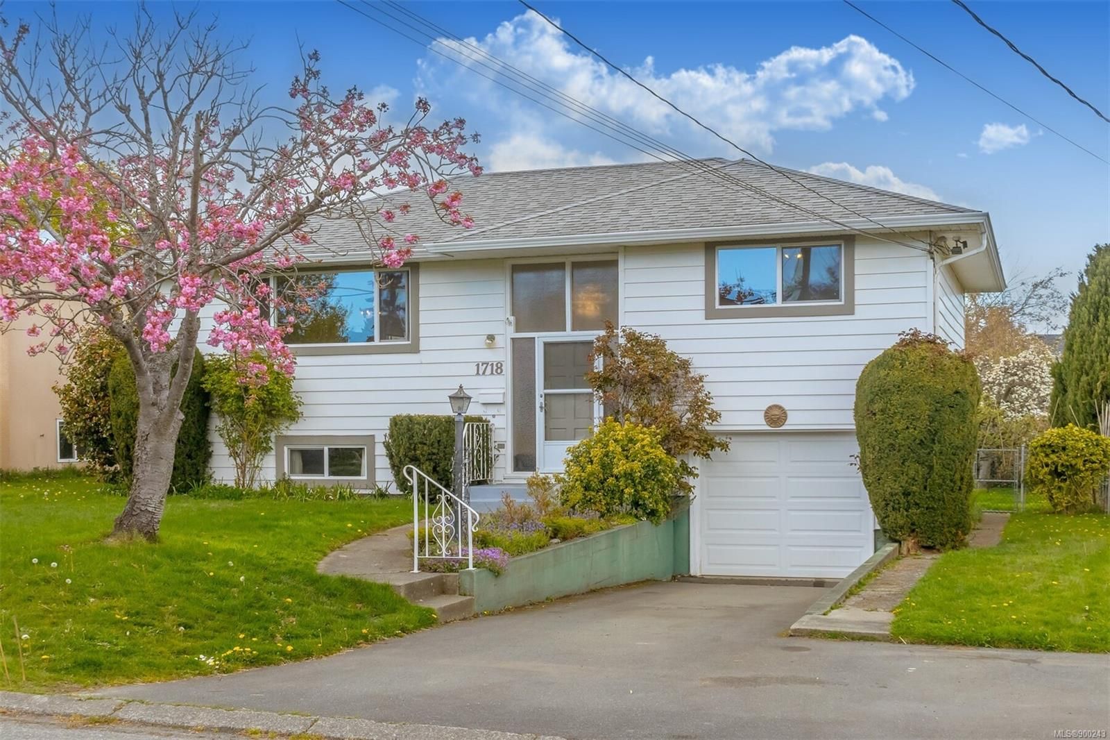 Main Photo: 1718 Mortimer St in Saanich: SE Mt Tolmie House for sale (Saanich East)  : MLS®# 900243