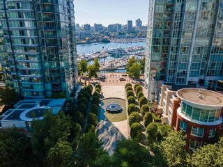 Photo 3: 133 BOATHOUSE Mews in Vancouver: Yaletown Townhouse for sale in "QUAYWEST RESORT RESIDENCES" (Vancouver West)  : MLS®# R2816545