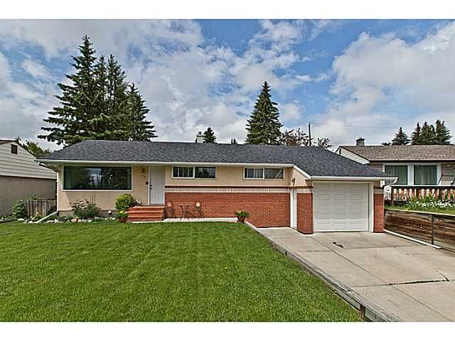 Main Photo: 35 NORTHMOUNT Crescent NW in CALGARY: Thorncliffe Residential Detached Single Family for sale (Calgary)  : MLS®# C3622173