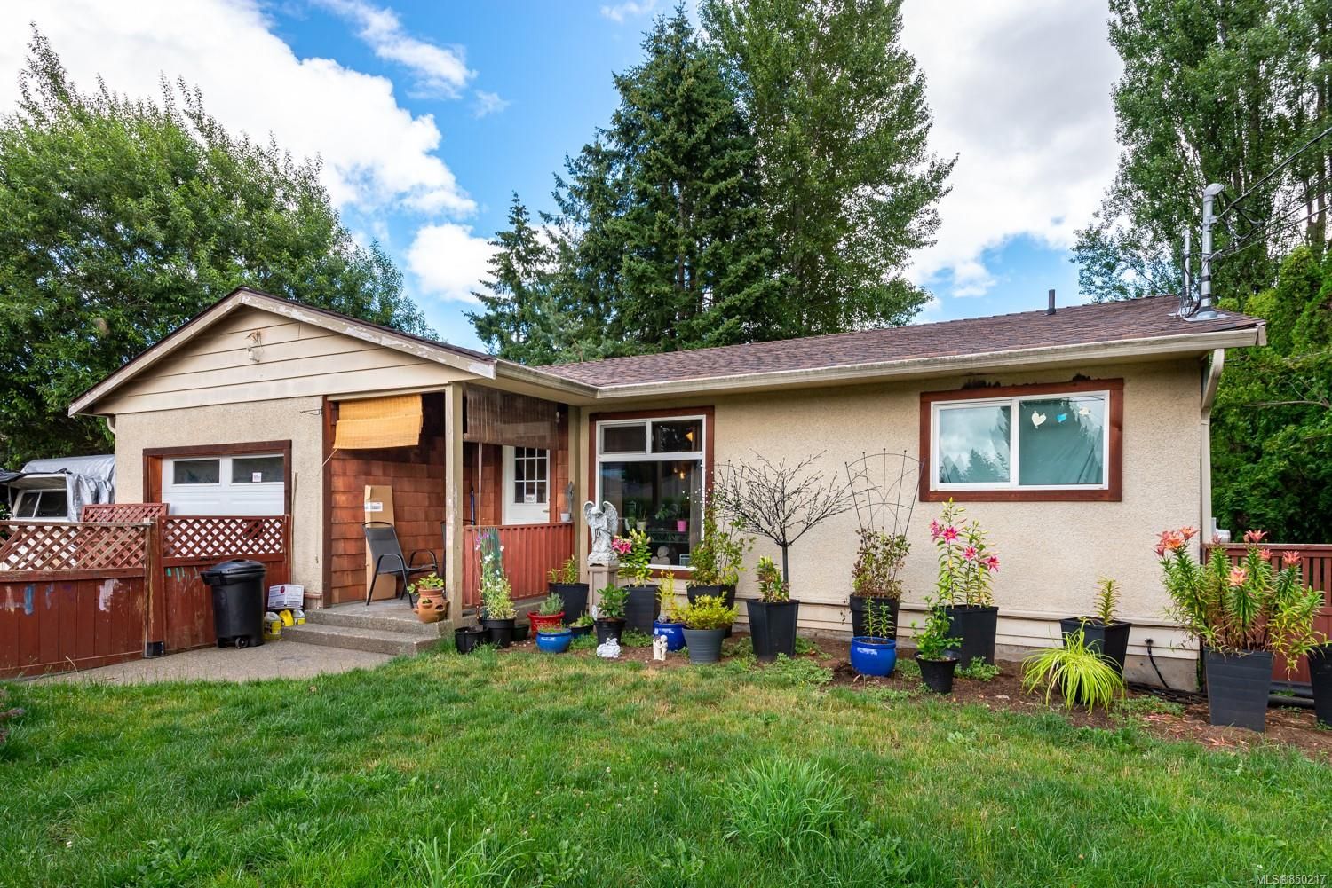 Main Photo: 1750 Willemar Ave in Courtenay: CV Courtenay City House for sale (Comox Valley)  : MLS®# 850217