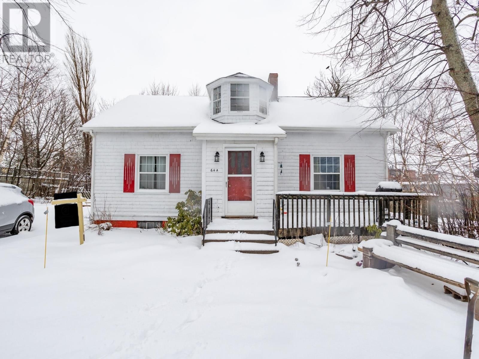Main Photo: 64 Newland Crescent in Charlottetown: House for sale : MLS®# 202300629