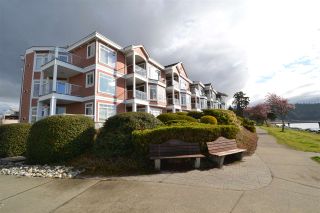 Photo 18: 207 5470 INLET Avenue in Sechelt: Sechelt District Condo for sale in "Beach House" (Sunshine Coast)  : MLS®# R2355874