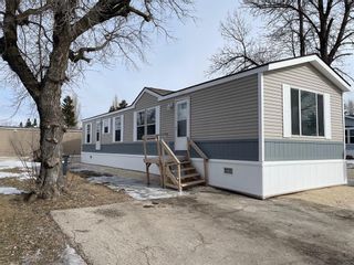 Photo 1: 80 Springwood Drive in Winnipeg: South Glen Residential for sale (2F)  : MLS®# 202405242
