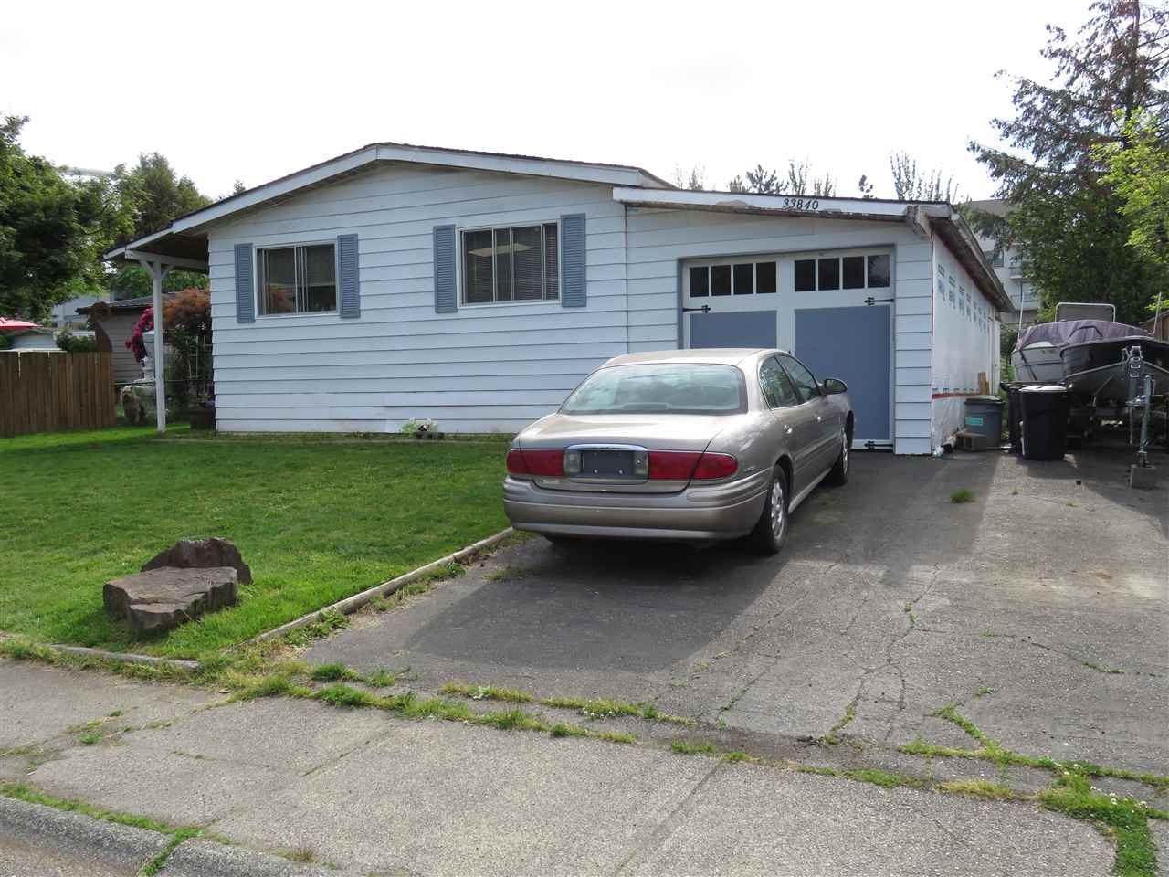 Main Photo: 33840 GILMOUR Drive in Abbotsford: Central Abbotsford Manufactured Home for sale : MLS®# R2406737