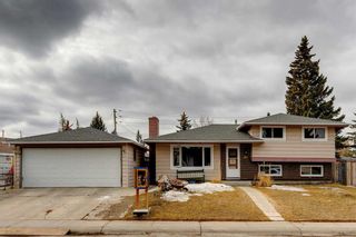 Photo 2: 115 Queensland Circle SE in Calgary: Queensland Detached for sale : MLS®# A2112471