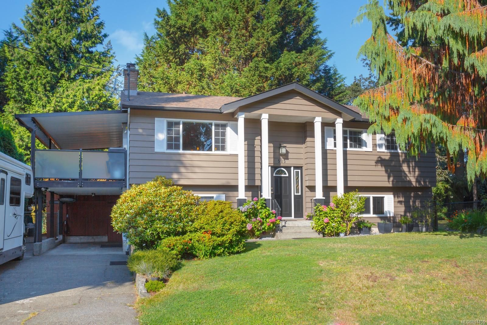 Main Photo: 523 Brough Pl in Colwood: Co Royal Roads House for sale : MLS®# 851406