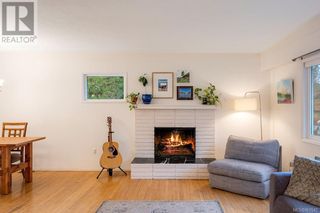 Photo 4: 3945 Shorncliffe Rd in Saanich: House for sale : MLS®# 960542