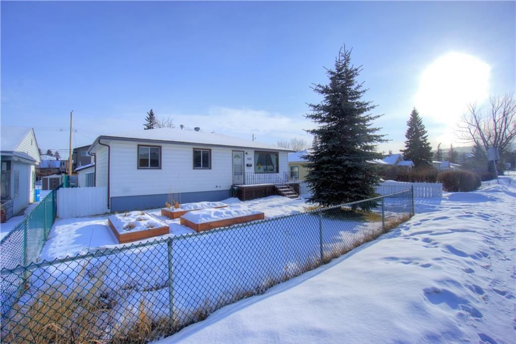 Main Photo: 4632 85 Street NW in Calgary: Bowness Detached for sale : MLS®# C4281221