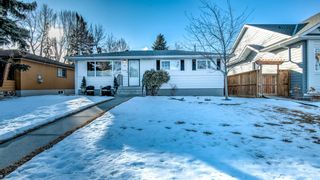 Photo 1: 25 White Oak Crescent SW in Calgary: Wildwood Detached for sale : MLS®# A1187796