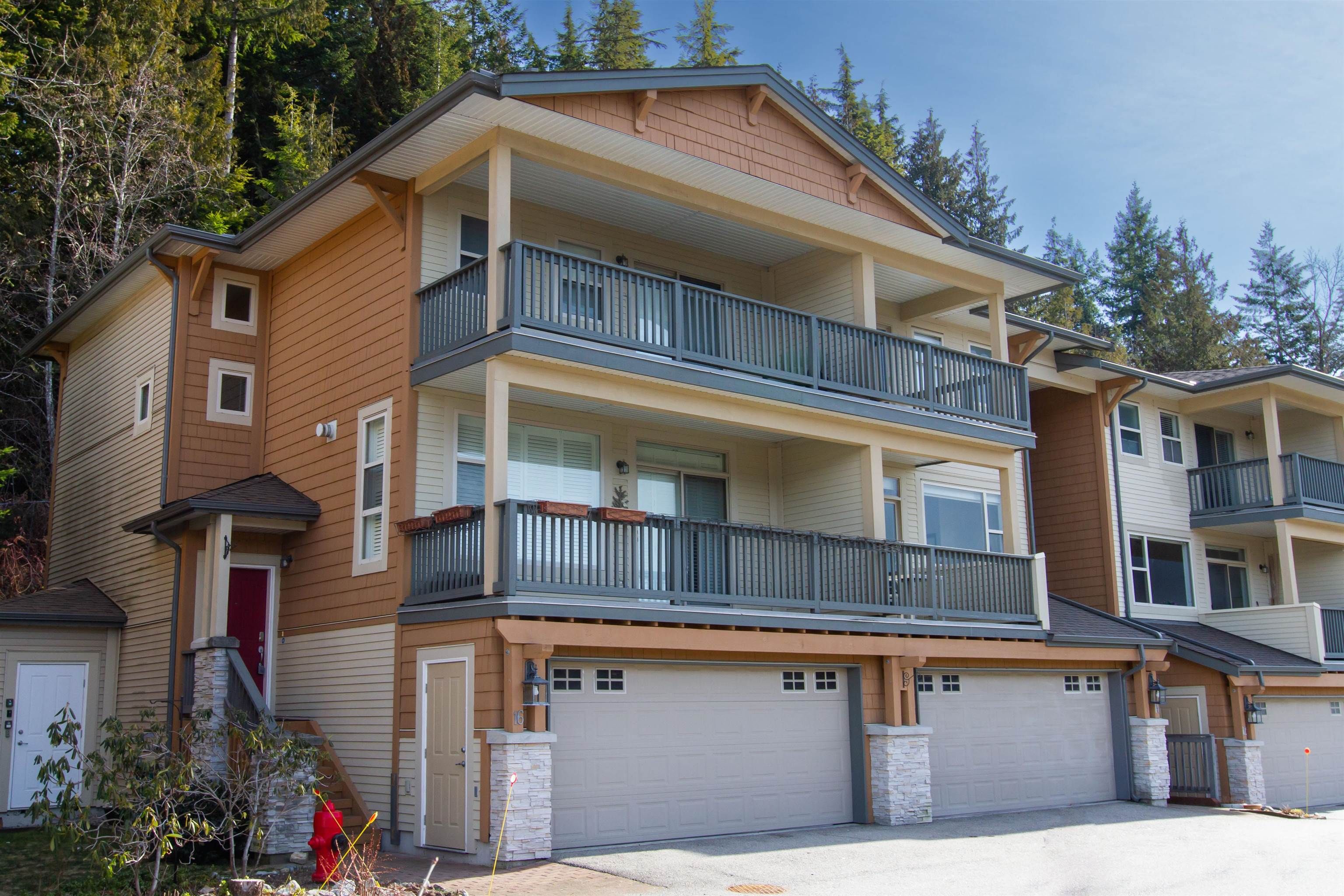 Main Photo: 16 1026 GLACIER VIEW Drive in Squamish: Garibaldi Highlands Townhouse for sale in "SEASONVIEW" : MLS®# R2755638
