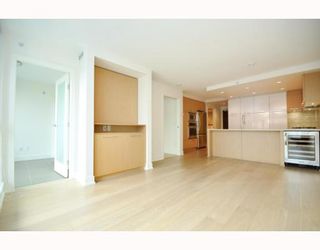 Photo 23: 330 2008 PINE Street in Vancouver: False Creek Condo for sale in "MANTRA" (Vancouver West)  : MLS®# V796892