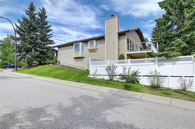 Main Photo: 4 STRATHBURY Circle SW in Calgary: Strathcona Park Detached for sale : MLS®# C4301110