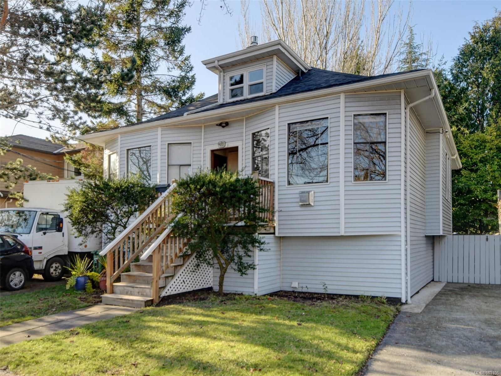 Main Photo: 422 Powell St in Victoria: Vi James Bay Full Duplex for sale : MLS®# 863106