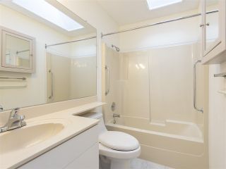 Photo 18: 72 2345 CRANLEY Drive in Surrey: King George Corridor Manufactured Home for sale in "La Mesa" (South Surrey White Rock)  : MLS®# R2429051