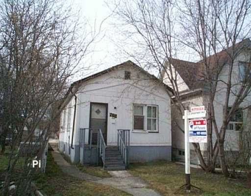 Main Photo: 762 FLORA Avenue in Winnipeg: North End Single Family Detached for sale (North West Winnipeg)  : MLS®# 2605304