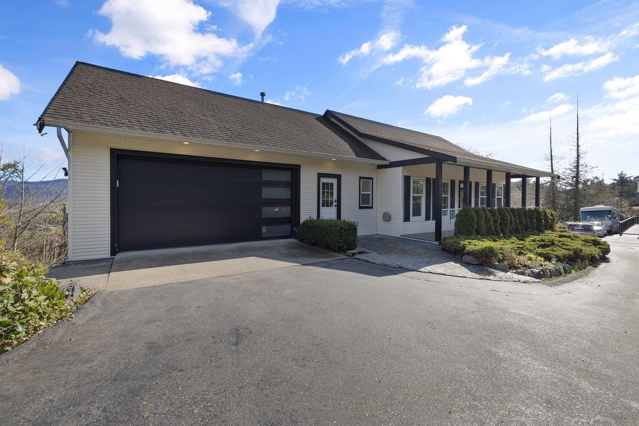 Main Photo: 36108 SPYGLASS Lane in Abbotsford: Abbotsford East House for sale : MLS®# R2664959