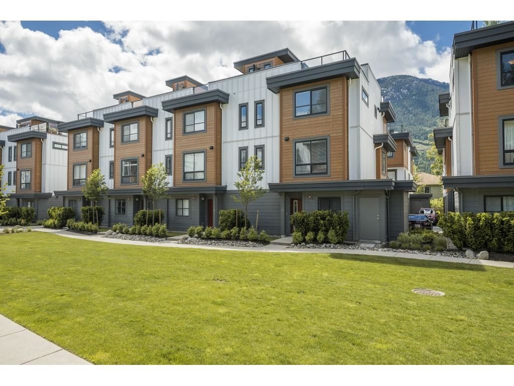 Main Photo: 16 39769 GOVERNMENT Road in Squamish: Northyards Townhouse for sale in "BREEZE" : MLS®# R2639314