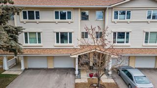 Photo 2: 716 Queenston Terrace SE in Calgary: Queensland Row/Townhouse for sale : MLS®# A2039290