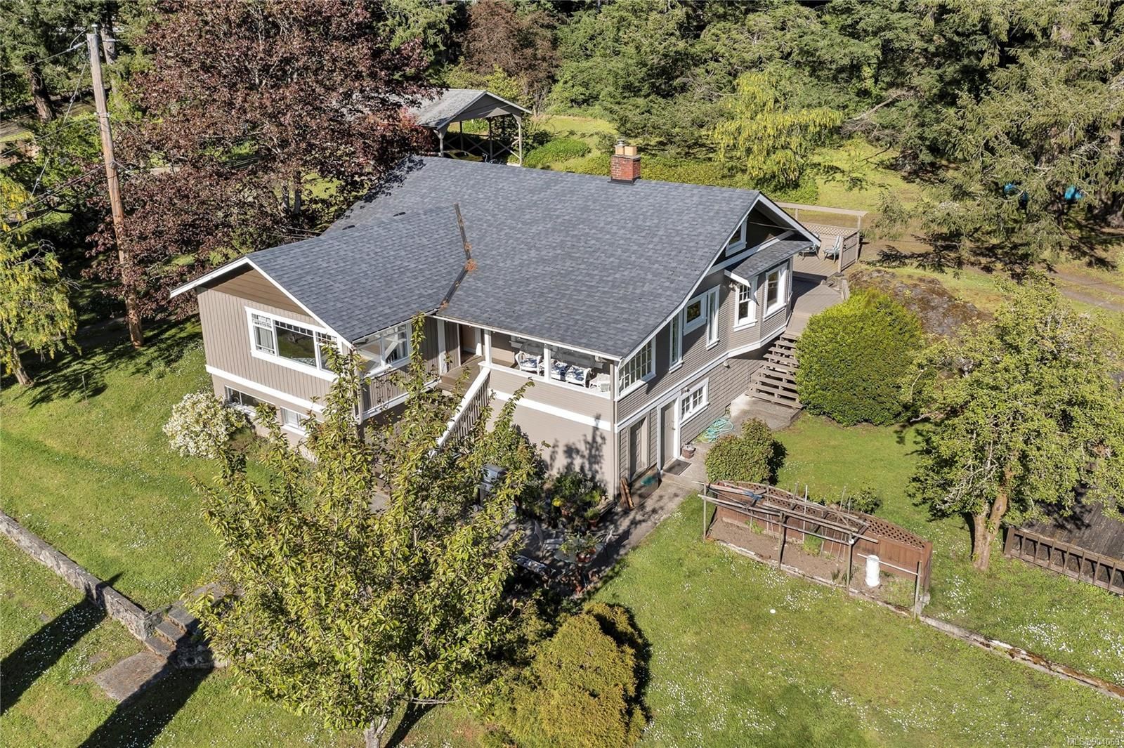 Main Photo: 4061 Holland Ave in Saanich: SW Strawberry Vale House for sale (Saanich West)  : MLS®# 904069