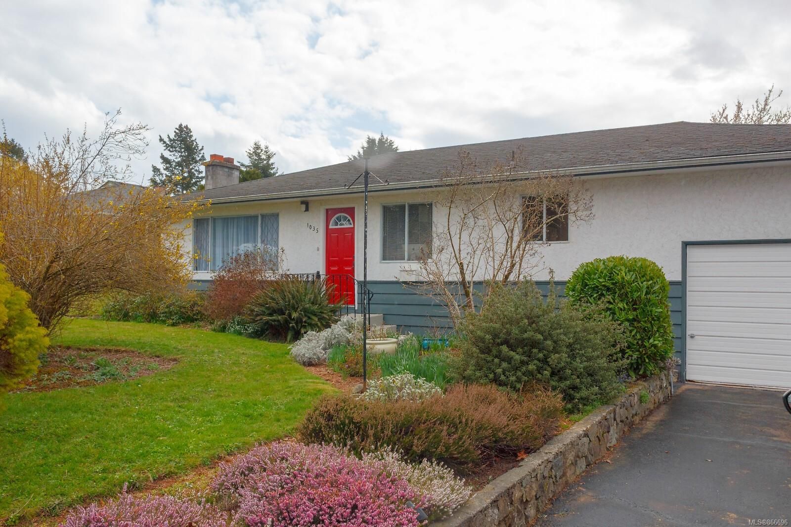 Main Photo: 1035 Stellys Cross Rd in Central Saanich: CS Brentwood Bay House for sale : MLS®# 866696