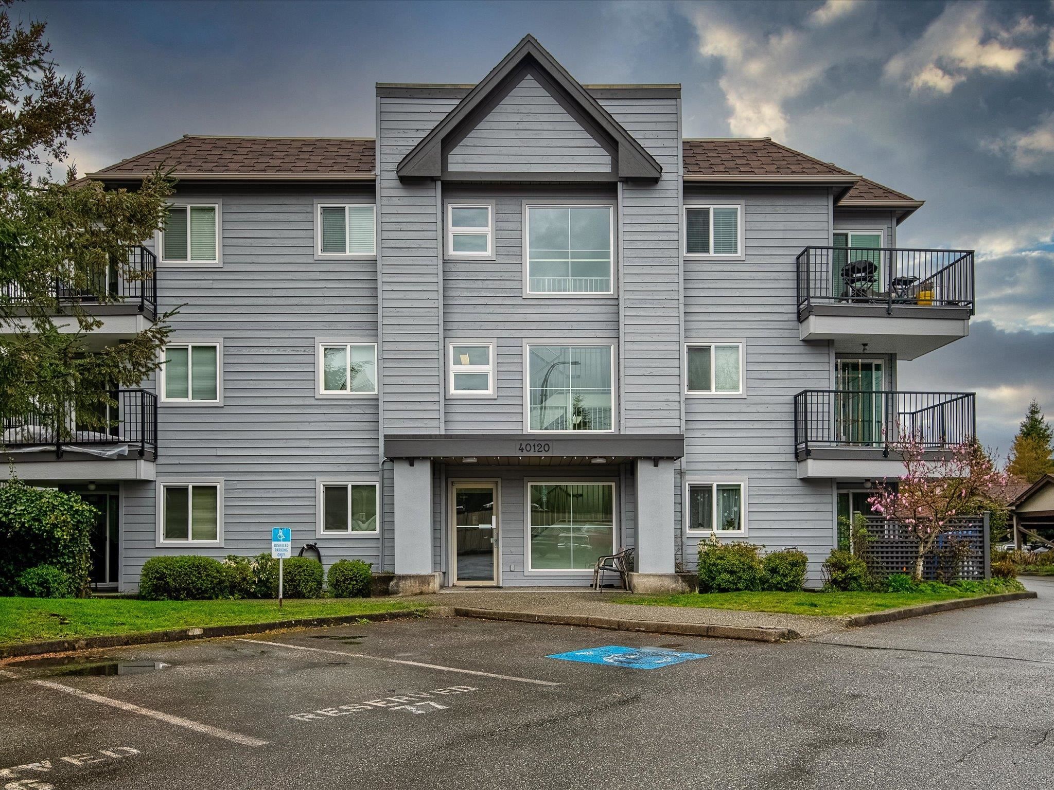 Main Photo: B205 40120 WILLOW Crescent in Squamish: Garibaldi Estates Condo for sale in "DIAMON HEAD APARTMENTS" : MLS®# R2729197
