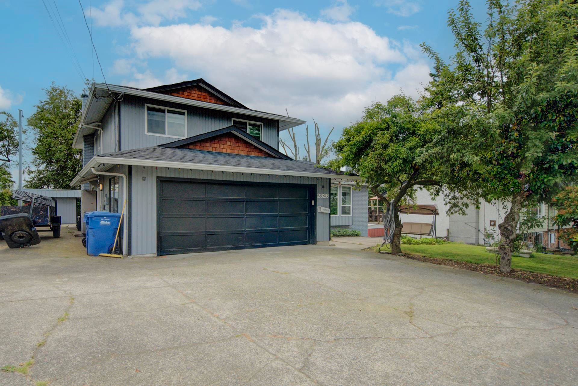 Main Photo: 2328 BEDFORD Place in Abbotsford: Abbotsford West House for sale : MLS®# R2730173