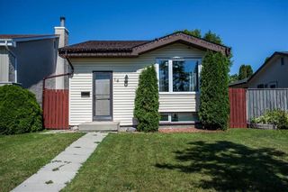 Photo 1: 16 Red Maple Road in Winnipeg: Riverbend Residential for sale (4E)  : MLS®# 202217205