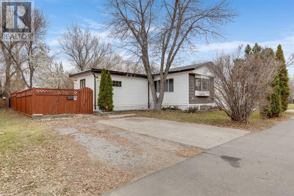 Main Photo: 44, 4000 13 Avenue SE in Medicine Hat: House for sale : MLS®# A2093128
