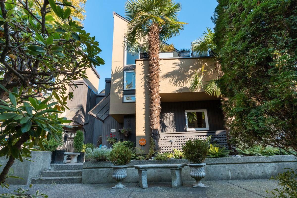 Main Photo: 1360 CYPRESS Street in Vancouver: Kitsilano Townhouse for sale in "KITS POINT" (Vancouver West)  : MLS®# R2732203