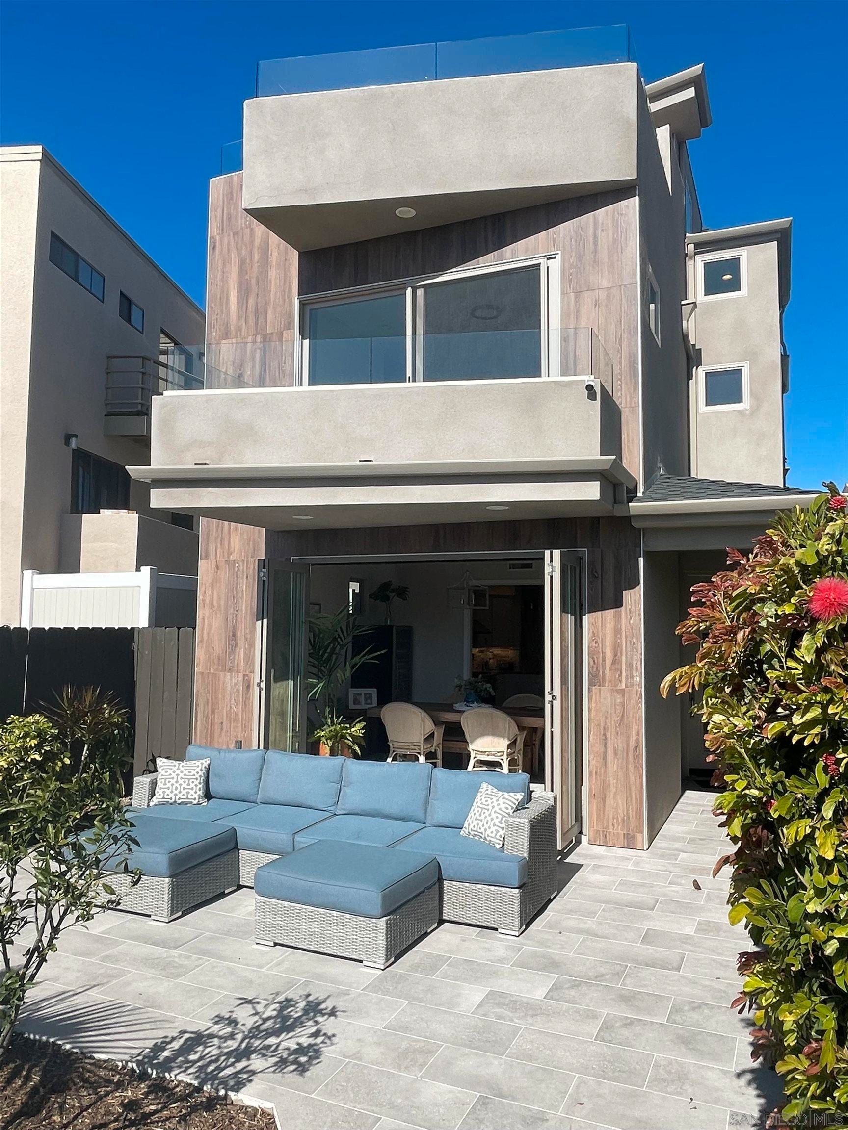 Main Photo: PACIFIC BEACH House for sale : 5 bedrooms : 1064 Law St in San Diego