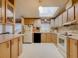 Photo 8: 6 1581 Middle Rd in View Royal: VR Glentana Manufactured Home for sale : MLS®# 861186
