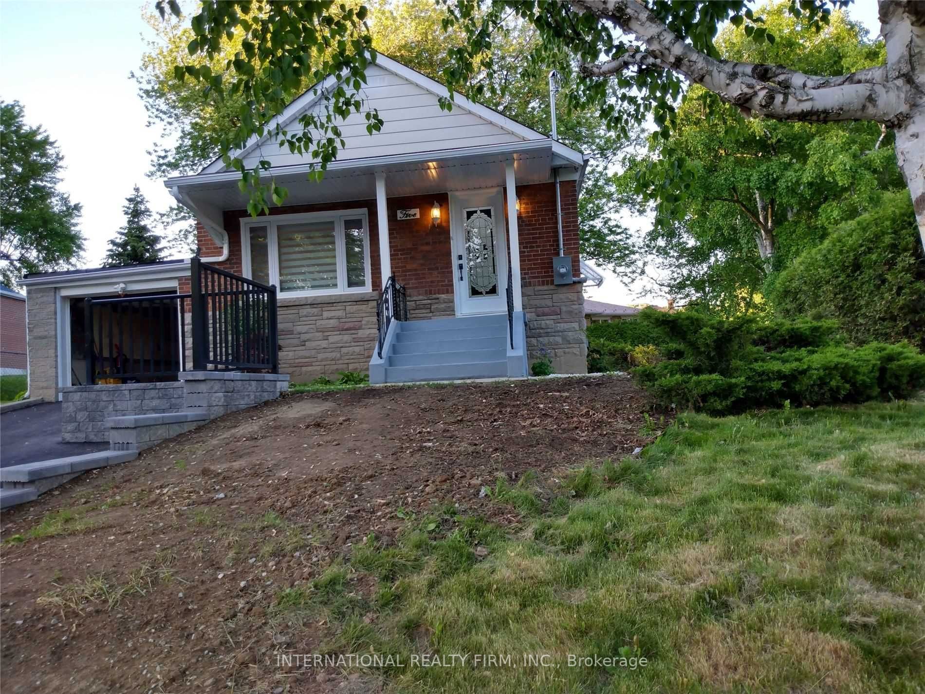 Main Photo: Lowerb2 5 Aylesford Drive in Toronto: Birchcliffe-Cliffside House (Bungalow) for lease (Toronto E06)  : MLS®# E6027264