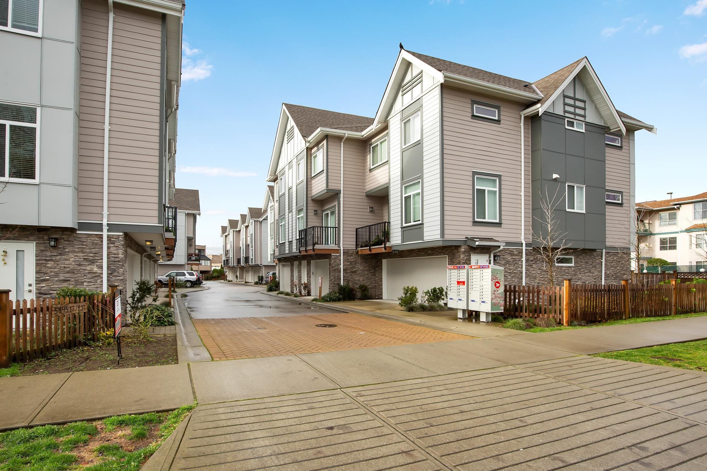 Main Photo: 15 5945 177B Street in Surrey: Cloverdale BC Townhouse for sale in "The Clover" (Cloverdale)  : MLS®# R2639133
