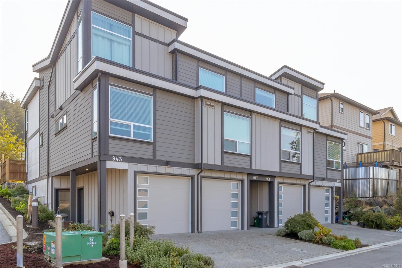 Main Photo: 947 Warbler Close in Langford: La Happy Valley Row/Townhouse for sale : MLS®# 916511