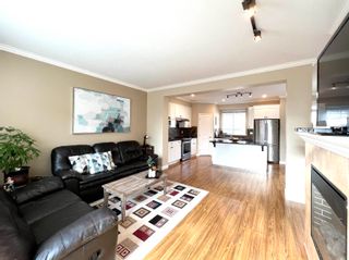 Photo 4: 32 7168 179 Street in Surrey: Cloverdale BC Townhouse for sale in "Ovation" (Cloverdale)  : MLS®# R2754436